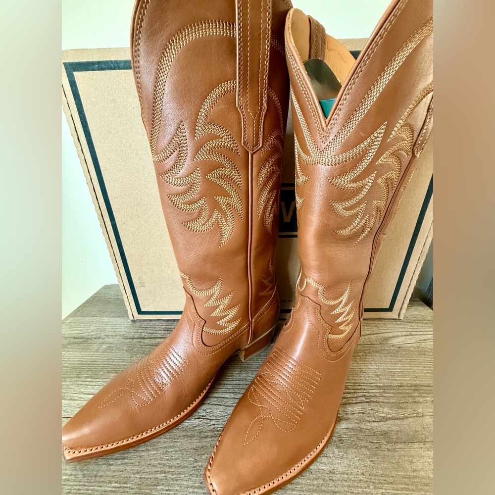 NEW in original box, never worn Tecovas Annie in Caramel. Size 8